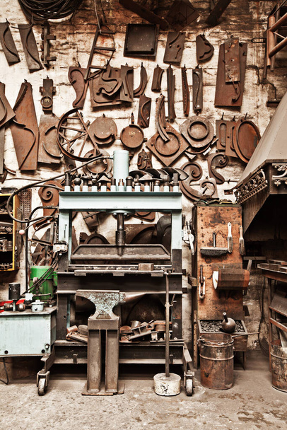 Ferramentas de artistas. uma oficina de artesãos de metal cheia de ferramentas - Foto, Imagem