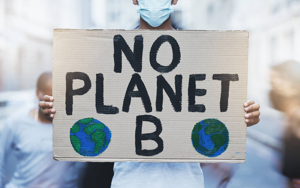 Klimawandel und Protestplakat für sozialen Wandel mit ökologischer Verantwortung. Aktivisten der Kampagne gegen globale Erwärmung und Umweltverschmutzung unterzeichnen ein nachdenkliches politisches Statement - Foto, Bild