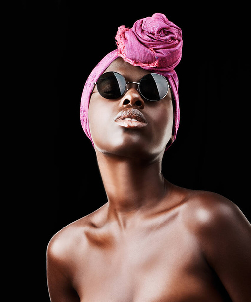 Věci se zlepšují. Studio záběr krásné ženy na hlavě šátek proti černému pozadí - Fotografie, Obrázek