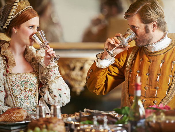 Hol van ma a királyi kóstolónk? Egy nemes pár együtt eszik a palota ebédlőjében. - Fotó, kép