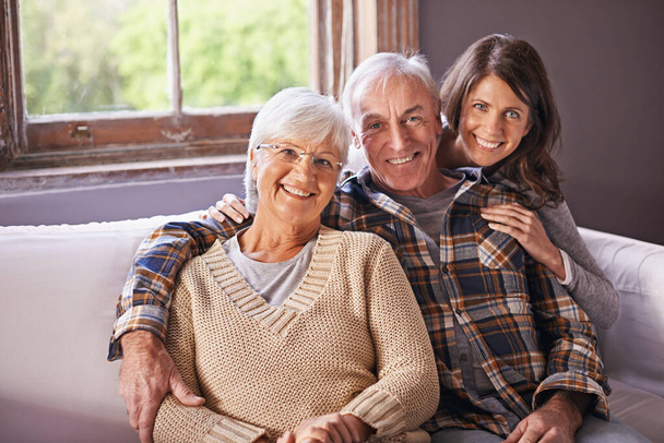 Moi rodzice wiele dla mnie znaczą. Przycięty portret szczęśliwej pary seniorów i ich dorosłej córki w domu - Zdjęcie, obraz