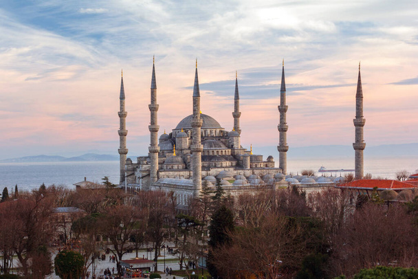 Відомі мусульманські храми Синя мечеть (Султанахмет-Камі) середньовічної османської ісламської архітектури з шістьма мінаретами з видом на Босфор на Стамбульському півострові, Туреччина. - Фото, зображення