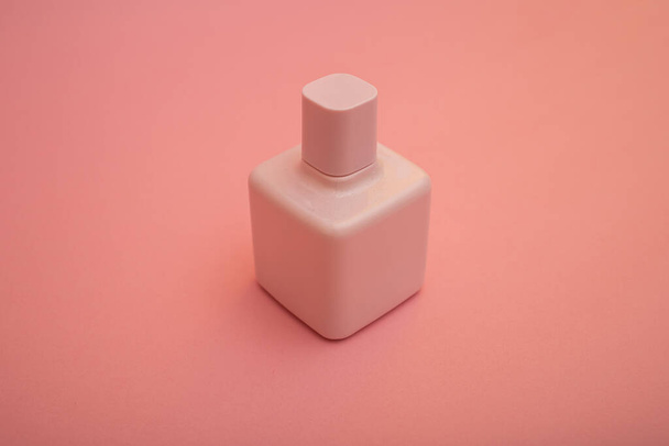 parfum op een roze achtergrond - Foto, afbeelding
