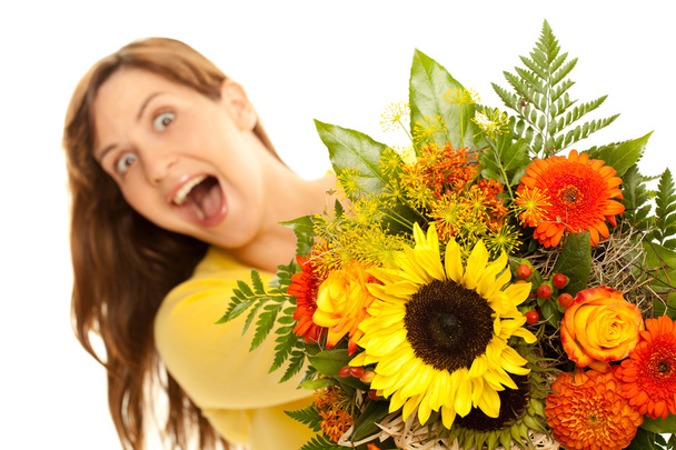 Mujer joven sosteniendo flores en la cámara
 - Foto, imagen