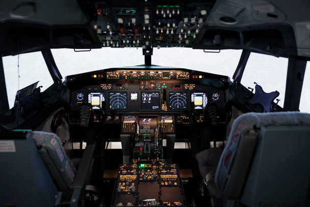 ダッシュボードコマンドボタンとコントロールパネルナビゲーションを使用して、飛行機を飛ぶためにパワーエンジンレバーとキャプテンコックピットの人はいません。フロントガラスとレーダーコンパスハンドル、航空会社の旅行. - 写真・画像