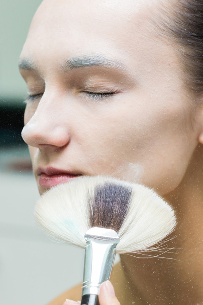 Application of powder on the model's face - Fotografie, Obrázek