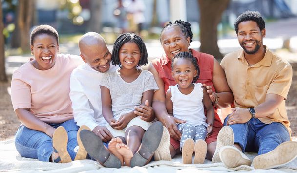 Generáció boldog család, piknik a parkban és a kertben a nyáron a természetben, hogy pihenjen, gondozás és minőségi időt együtt. Feketék portré nagyszülőkről, szülőkről és gyermekekről élvezik a napot. - Fotó, kép