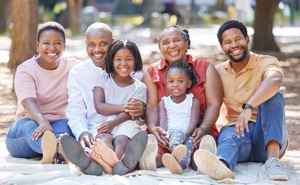 Liebe, Lächeln und schwarze Familienbande im Freien, entspannen und glücklich, Spaß haben bei einem Picknick im Park oder Wald. Porträt einer großen Familie, die zusammen mit den Großeltern einen sonnigen Nachmittag genießt. - Foto, Bild