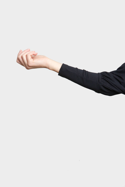 Naisen käsivarsi musta puuvilla pusero, sisäkuva vastaan valkoinen seinä - Valokuva, kuva