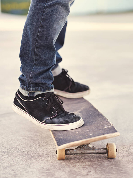 Für meinen nächsten Trick... eine Person auf einem Skateboard - Foto, Bild