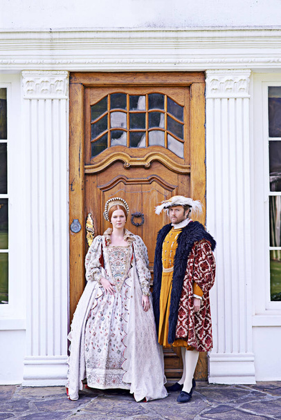 Notre humble demeure est à vous. un couple royal debout devant leur maison - Photo, image