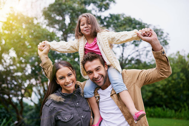 Familie ist das Wichtigste auf der Welt. eine junge dreiköpfige Familie genießt einen Tag im Park - Foto, Bild