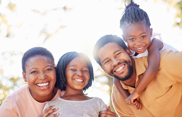 Czarna rodzina, miłość i szczęśliwy portret w przyrodzie z rodzicami nawiązującymi więź na zewnątrz z uroczymi dziećmi. Szczęśliwa afrykańska matka i ojciec cieszyć się czas zabawy na świeżym powietrzu razem z młodymi dziećmi - Zdjęcie, obraz