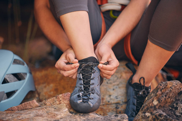 Nainen sitominen hänen vaellus kengät luonnossa valmistautuu kalliokiipeilyä tai vaellus liikuntaa. Fitness, jalkineet ja terve tyttö tekee ulkona liikuntaa tai seikkailu vuorella hyvinvointi - Valokuva, kuva