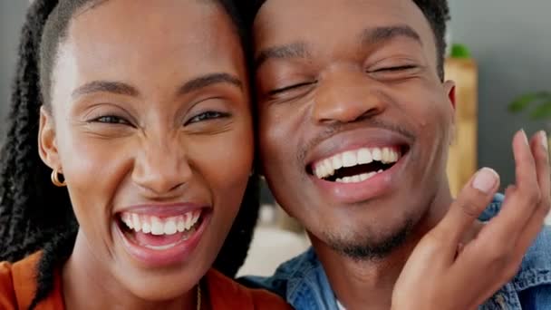 Amore, sorriso e coppia nera ridono e celebrano buone notizie, felici e positive. Ritratto ravvicinato di donna afroamericana che tocca il viso del marito, mostrando affetto mentre si legano e si rilassano. - Filmati, video