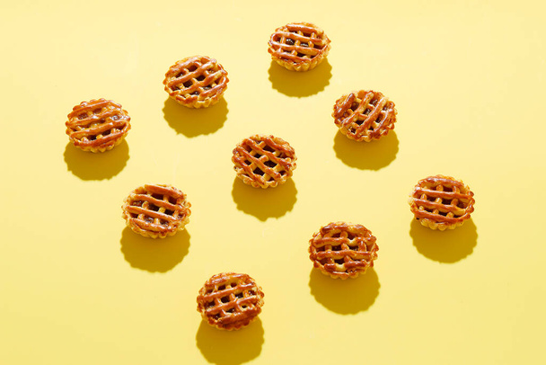 Selected Focus Piña Pie o Nastar Keranjang, popular como Ananas Tart. Tarta Cruts con mermelada de piña en el interior y cubierto con pastel de celosía. Popular para Hari Raya Lebaran - Foto, imagen