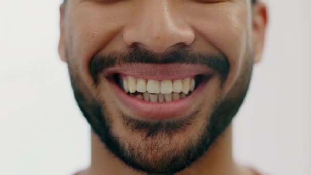 Mann, Zähne und Mund mit unsichtbaren Zahnspangen für die zahnärztliche Versorgung, medizinische Wellness oder Gesundheitsversorgung. Gesichtsvergrößerung, Lächeln oder glückliches Modell vor kosmetischer Zahnoperation oder Hygienereinigung für das Selbstwertgefühl. - Filmmaterial, Video
