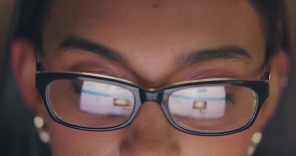 Donna aziendale e riflessione sullo schermo con occhiali per la protezione dalle radiazioni digitali con il lavoro ux. Operatore di progettazione digitale con occhiali alla moda per il supporto della vista oculare quando si lavora con abbagliamento tecnologico - Filmati, video