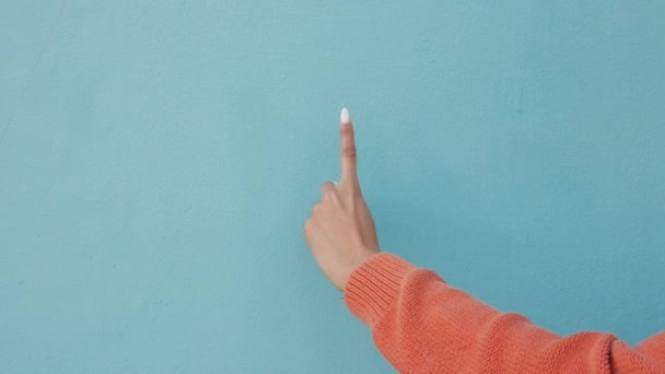 Рука женщины, обратный отсчет с математическим пальцем и синим макетом копирования космического фона. Руки женщины, играющие пальцами или подсчетом времени, таймером или добавлением, подсчетом или подсчетом, знаком или коммуникационным жестом - Кадры, видео