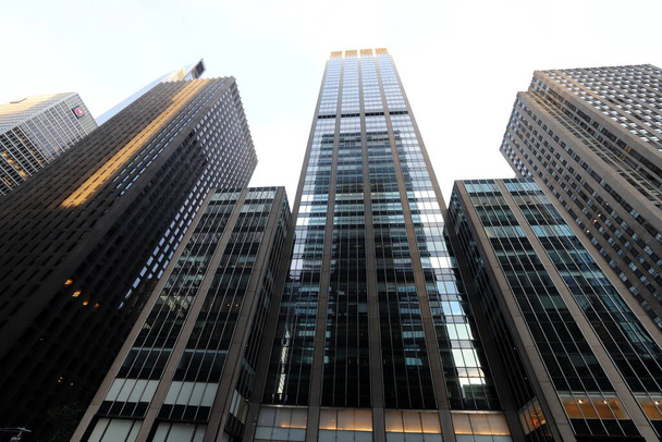 ニューヨーク、アメリカ。2022年9月3日。ニジニ-マンハッタンの高層ビルと高い家. - 写真・画像