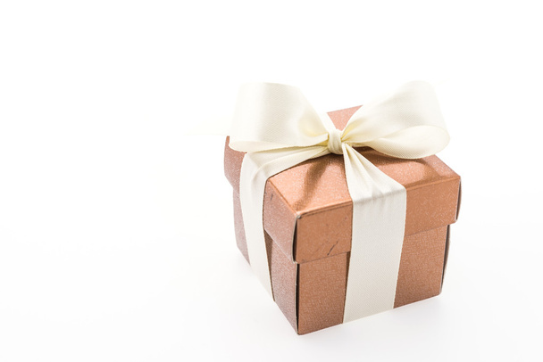 Gold-Geschenk-Box isoliert auf weißem Hintergrund - Foto, Bild