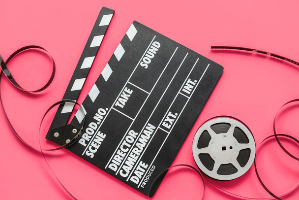 Filme palmas com carretel no fundo rosa - Foto, Imagem