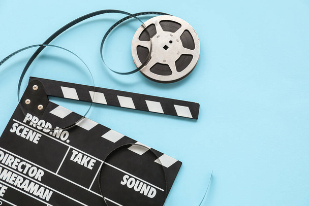 Filmklöppel mit Rolle auf blauem Hintergrund - Foto, Bild