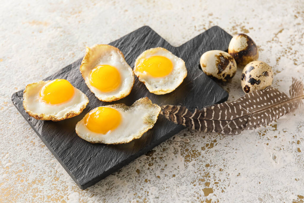 Liuskekivi paistettua viiriäisen munia kevyellä taustalla, lähikuva - Valokuva, kuva