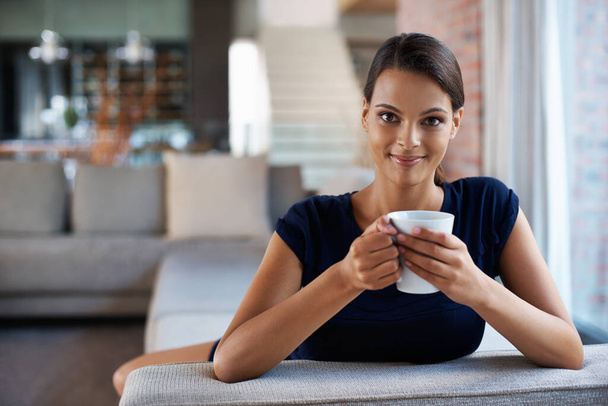 Relaxamento de qualidade com um café de qualidade. uma jovem mulher atraente desfrutando de uma xícara de café acabado de fazer - Foto, Imagem