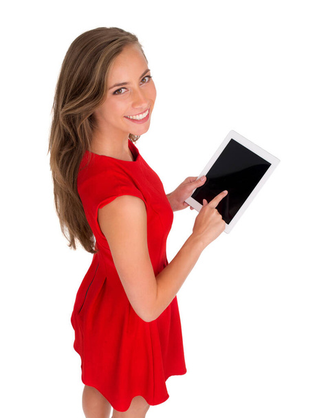 Mindent megtalálok a neten, amire szükségem van. Nagy látószögű felvétel egy vörös ruhás nőről, aki digitális tablettát tart a kezében. - Fotó, kép