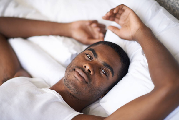 What a great way to wake up every morning. Portrait of a handsome young man relaxing in bed - Foto, Imagen
