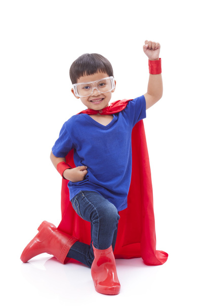 Mały chłopiec udając superbohatera - Zdjęcie, obraz