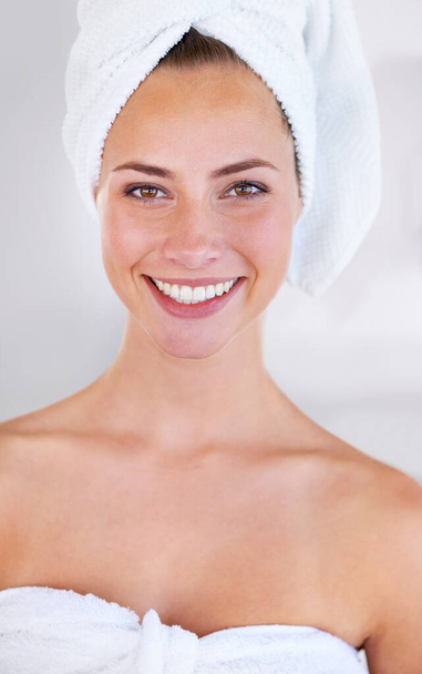 Healthy, glowing skin. Close up view of a woman with flawless skin smiling at the camera - Foto, Bild