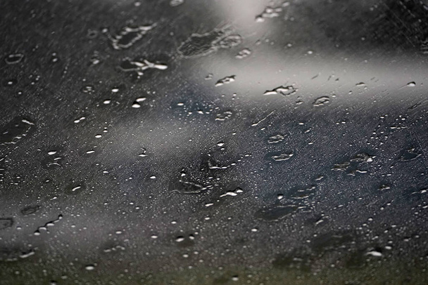 erős eső autó szélvédő ablaktörlő részlet - Fotó, kép