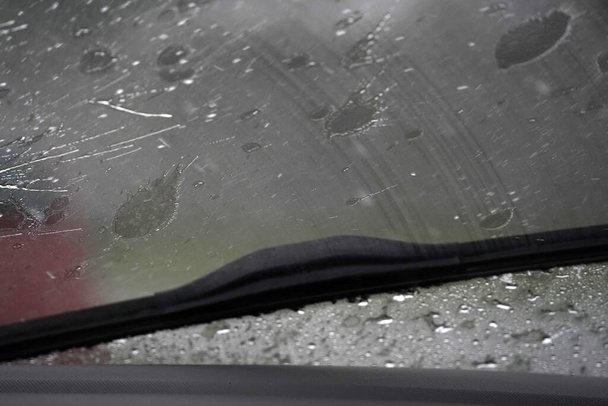 сильный дождь на стеклоочиститель автомобиля - Фото, изображение