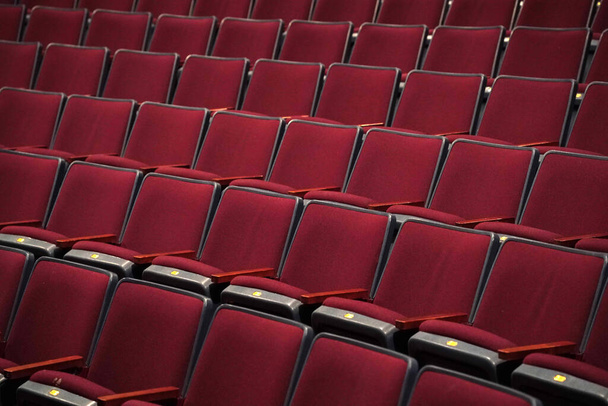veel rode lege stoel in het theater - Foto, afbeelding