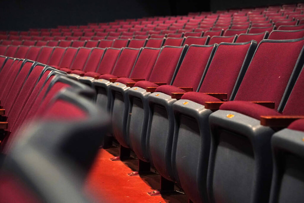sok piros üres szék a színházban - Fotó, kép