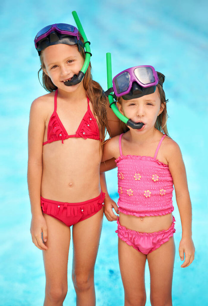 Son hermanas a las que les encanta nadar. dos hermanas jóvenes nadando juntas - Foto, imagen