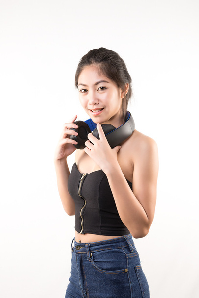 Азиатская девушка показывает беспроводные наушники
 - Фото, изображение