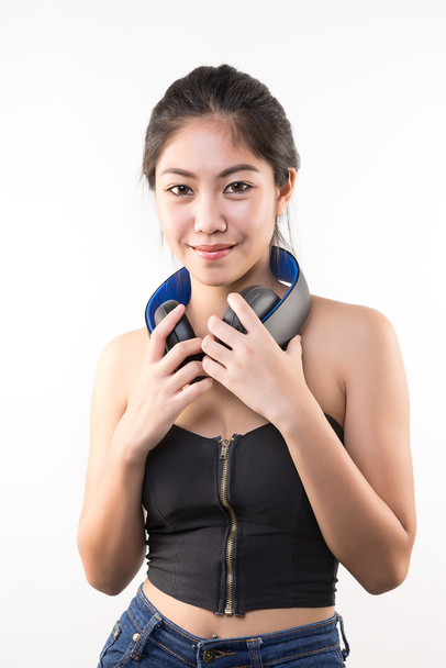 Asiatique jeune femme écouter de la musique via casque sans fil
 - Photo, image