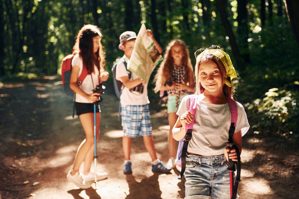 Позування на камеру. Діти прогулюються в лісі з туристичним обладнанням
. - Фото, зображення