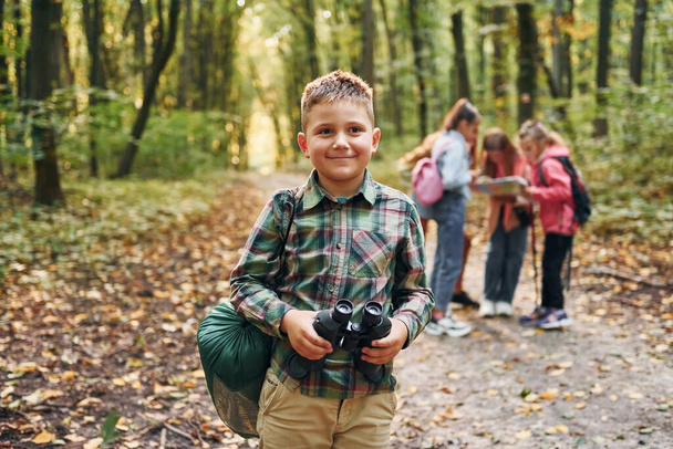 A túrázás koncepciója. Gyerekek a zöld erdőben a nyári napszakban együtt. - Fotó, kép