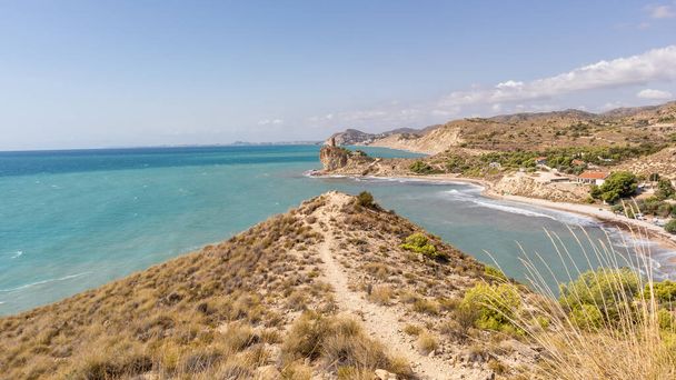 Sziklák a Földközi-tengeren Dél-Spanyolországban. Fehér part Spanyolország. Valenciai Közösség. - Fotó, kép