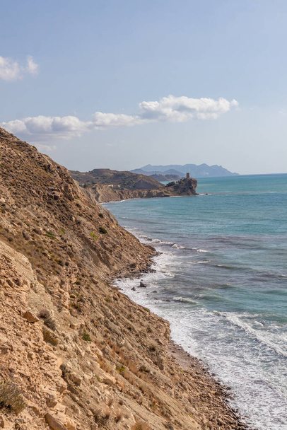 Falésias no Mar Mediterrâneo, no sul de Espanha. Costa branca Espanha. Comunidade Valenciana. - Foto, Imagem