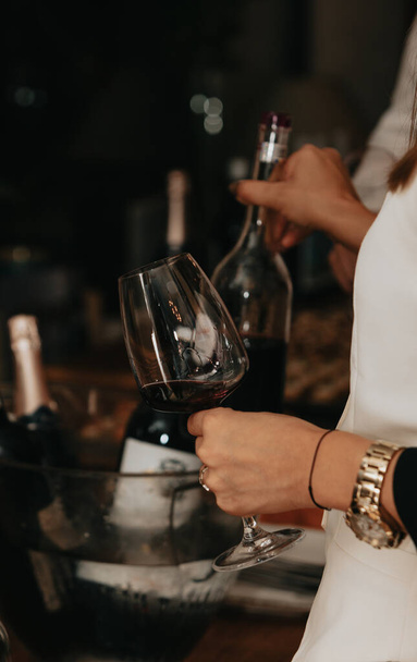 Дегустация бокала красного вина - Фото, изображение