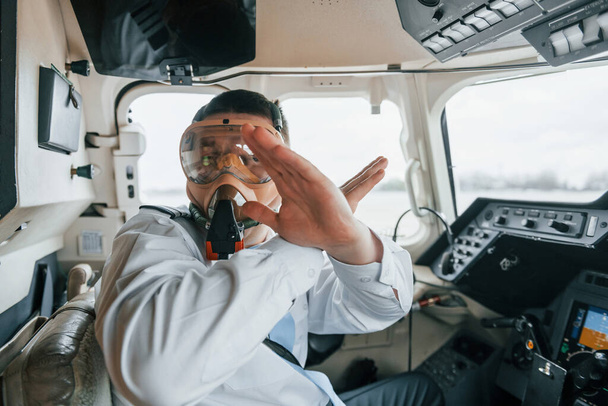 In oxygen mask. Pilot on the work in the passenger airplane. Preparing for takeoff. - Foto, Imagen