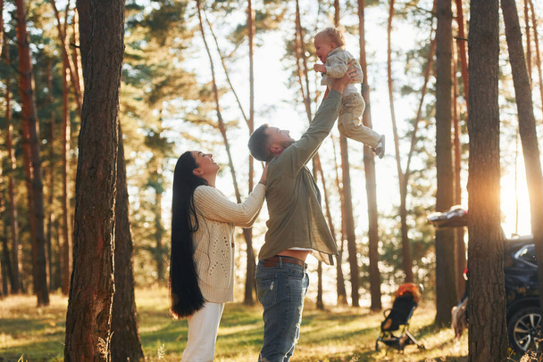 Summertime happiness. Family of father, mother and little daughter is in the forest. - Fotoğraf, Görsel