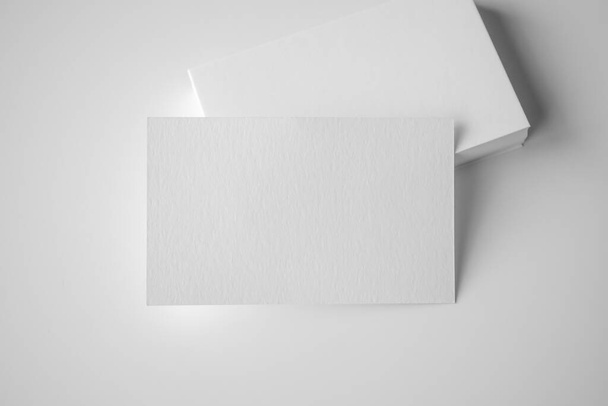 白い背景にモックアップホワイトビジネスカード - 写真・画像