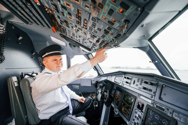 Control of the flight. Pilot on the work in the passenger airplane. Preparing for takeoff. - Φωτογραφία, εικόνα