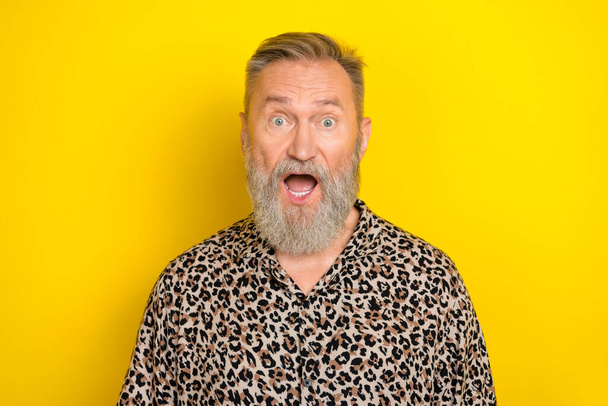 Photo portrait of nice grandparent unexpected unbelievable news dressed stylish leopard print look isolated on yellow color background. - 写真・画像
